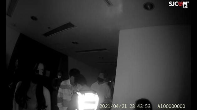 서울 강남구 역삼동 유흥주점에서 적발된 손님과 종업원 등이 경찰의 조사를 받는 모습이 CCTV에 담겼다.