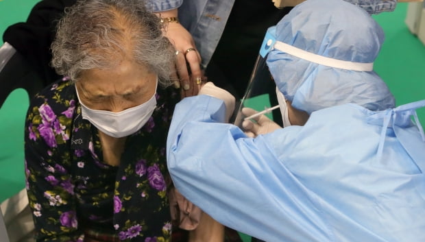 전북 완주군의 만 75세 이상 어르신들에 대한 코로나19 백신 접종이 시작된 22일 완주군 문화체육센터에 마련된 예방접종센터에서 한 어르신이 백신을 맞고 있다. 사진=뉴스1
