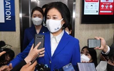 경찰, "사전투표 이겼다" 문자 보낸 박영선 캠프 수사 착수