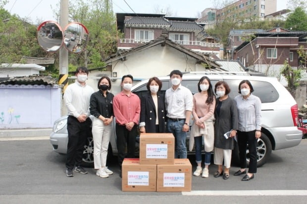 생활용품 전문점 다이소가 사회적 협동조합 101동 마리에뜨와 함께 경북 성주군 저소득 가정에 생활필수품을 전달했다고 23일 밝혔다.[사진=다이소 제공]