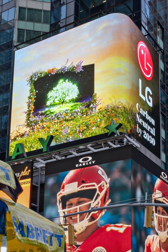 LG전자가 ‘지구의 날’을 맞아 미국 뉴욕 타임스퀘어 전광판에 탄소 중립을 위한 캠페인 영상을 내보냈다.
