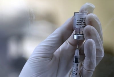 화이자 백신 맞은 70대 男 이틀만에 사망…당국 "연관성 조사 중"