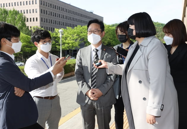 26일 오전 법무부 과천청사로 출근하며 취재진의 질문에 답하고 있는 박범계 법무부 장관. 뉴스1