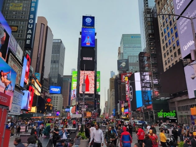 24일(현지시간) 미국 뉴욕 맨해튼의 타임스퀘어엔 관광객 등이 몰리면서 예년 모습을 상당부분 회복했다. 뉴욕=조재길 특파원
