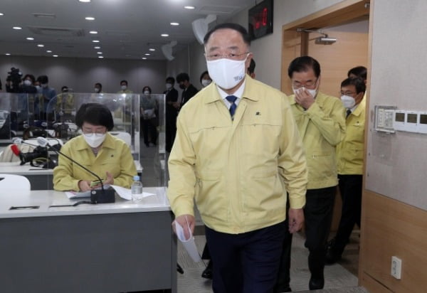 홍남기 국무총리 직무대행이 26일 서울 종로구 정부서울청사에서 백신 수급 및 접종 관련 계획 대국민 담화를 발표하기 위해 입장하고 있다. 사진=신경훈 기자