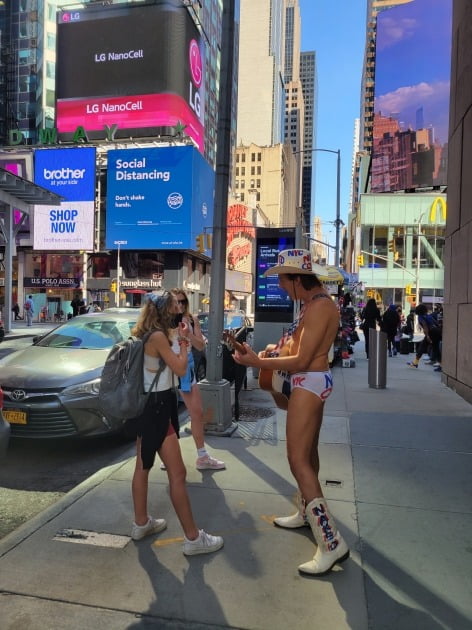 미국 뉴욕 타임스퀘어 앞에서 뉴욕의 명물로 통하는 '네이키드 카우보이'가 관광객을 상대로 노래하고 있다. 뉴욕=조재길 특파원 road@hankyung.com
