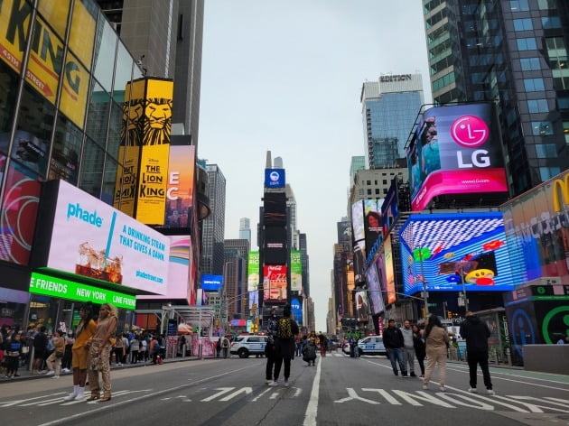 24일(현지시간) 오후 미국 뉴욕 타임스퀘어 앞 4차선 도로의 차량 통행이 일제히 통제되자 관광객들이 차도에 나와 사진을 찍고 있다. 뉴욕=조재길 특파원
