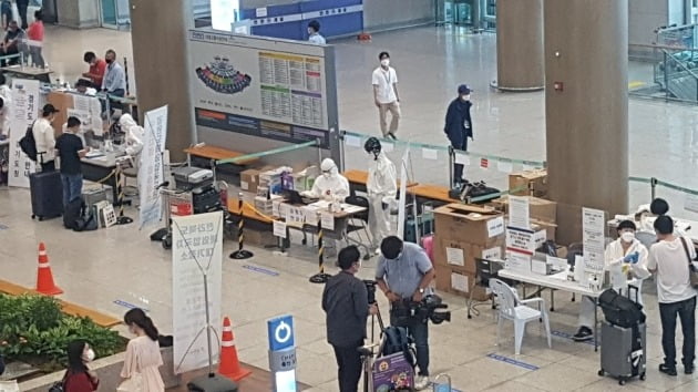 코로나19 확산 이후의 인천공항 제1터미널 도착층  모습. 강준완 기자