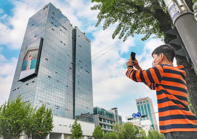 한섬, 청담 사옥에 패션업계 최초 '디지털 사이니지' 운영해 