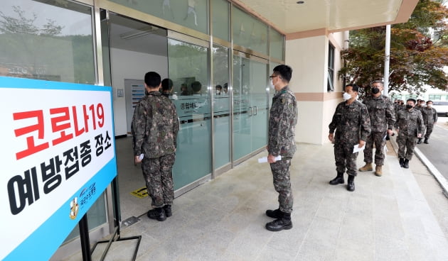 30세 이상 軍 장병 백신 접종 시작…"열 나면 다음날 전투휴무"