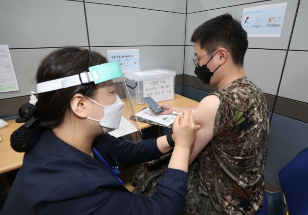 30세 이상 軍 장병 백신 접종 시작…"열 나면 다음날 전투휴무"