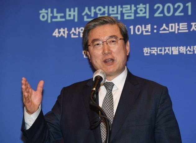 '하노버산업박람회 2021 심포지엄'이 28일 서울 중구 중림동 한국경제신문사에서 열렸다. 주영섭 한국디지털혁신협회장이 주제발표를 하고 있다. /신경훈 기자