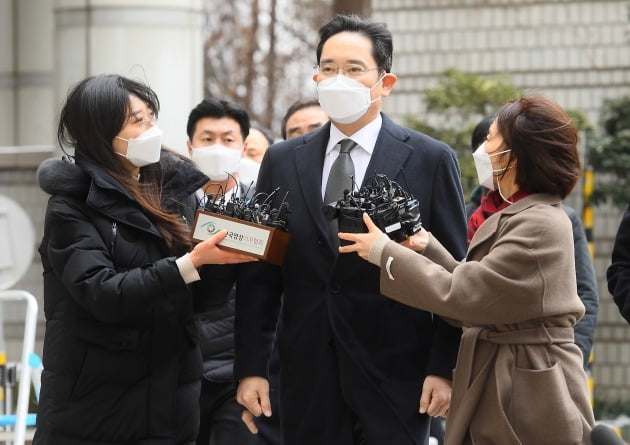 국정농단 사건으로 재판에 넘겨진 이재용 삼성전자 부회장이 18일 서울 서초동 서울고등법원에서 열린  파기환송심 선고 공판에 참석하고 있다. 2021.1.18. / 강은구기자 egkang@hankyung.com
