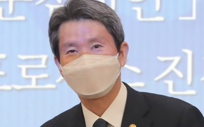 이인영 "금융·석유 분야 대북 제재까지 단계적 해제해야"