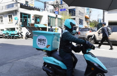 ‘단건 배달’로 강남 평정한 쿠팡이츠…배민도 서비스 개편 맞불