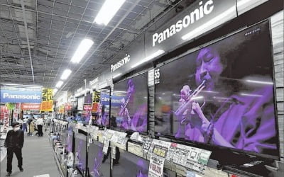 "파나소닉마저…" 삼성·LG에 밀린 日, 잇따른 TV 사업축소 [정영효의 일본산업 분석]