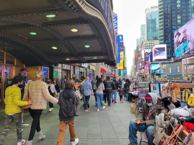 최근 미국 뉴욕 맨해튼 거리가 다시 사람들로 붐비기 시작했다. 뉴욕=조재길 특파원

