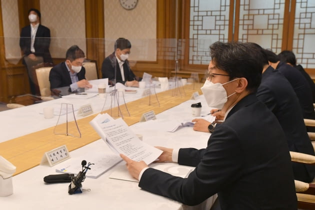 이억원 기획재정부 1차관이 30일 오전 '제15차 혁신성장 전략점검회의 겸 코로나 정책점검회의 겸 한국판뉴딜 점검회의'를 열고 모두발언을 하고 있다. 기획재정부 제공