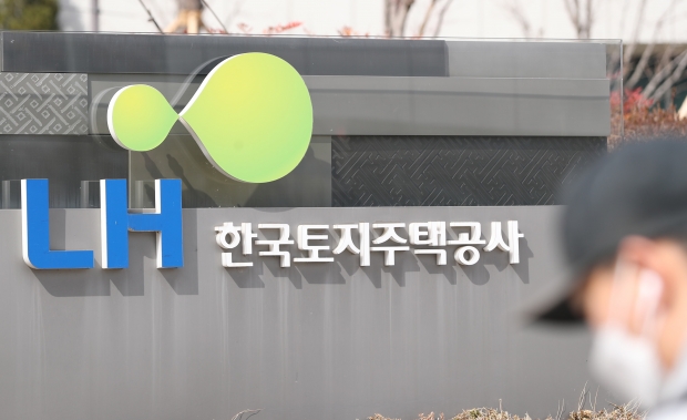 LH 前 부사장도 투기 의혹…경찰, 강제수사 착수