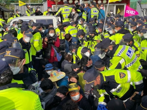 28일 오전 사드(THAAD·고고도미사일방어체계)기지 입구인 경북 성주군 초전면 소성리 마을회관 앞 도로에서 경찰이 연좌시위 중인 사드 반대단체 회원 및 주민 50여명을 강제 해산하고 있다. /사진=연합뉴스