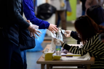 [포토] 일회용 장갑 받아들고 투표소로