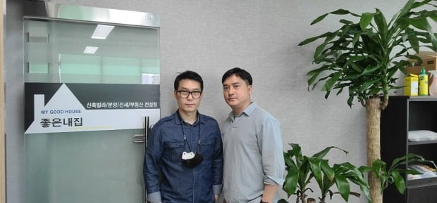 좋은내집 최민호 대표(오른쪽)이 좋은내집 본사 입구에서 포즈를 취하고 있다.