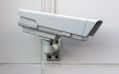 "우리 집 아파트 복도에 주민 동의 없이 CCTV 설치해도 될까?"