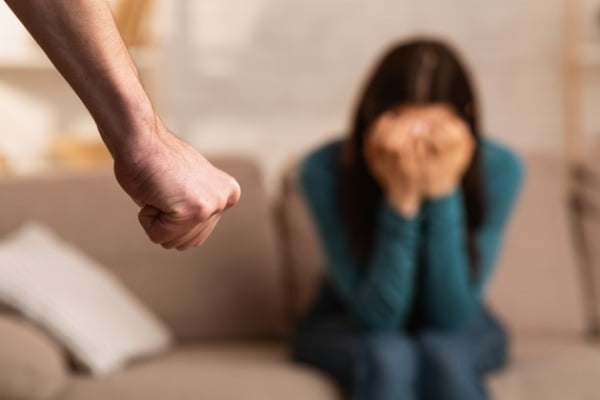 배우자가 잔소리하고 잠을 깨운다는 이유 등으로 가정폭력을 일삼은 40대 남성이 1심에서 벌금형을 선고받았다. /사진=게티이미지뱅크(기사와 무관)