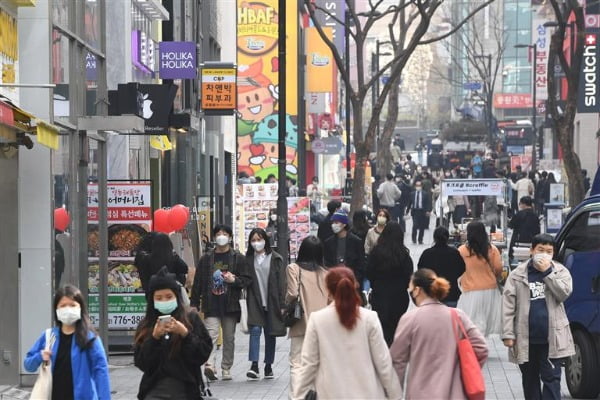 경제 숨통 트이나…정부, 코로나 이후 첫 '내수부진 완화' 진단