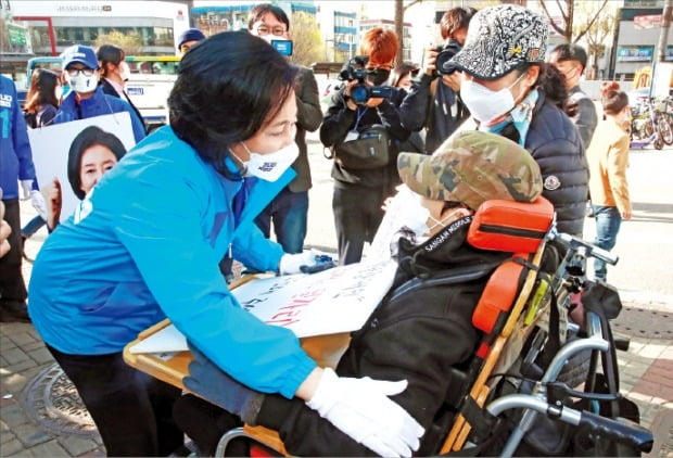 박영선 더불어민주당 서울시장 후보가 1일 서울 합정동 합정역에서 장애인 지원 대책과 관련해 발달장애인과 대화하고 있다.    /국회사진기자단 