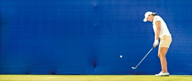 이미림이 지난해 9월 열린 미국여자프로골프(LPGA)투어 메이저대회 ANA 인스퍼레이션 최종 4라운드 18번홀(파5)에 설치된 파란색 ‘가설 벽’ 앞에서 샷을 하고 있다.  /Getty Images Bank 