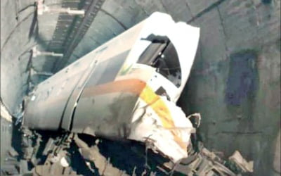 [포토] 대만 터널서 열차 탈선…최소 50여명 사망