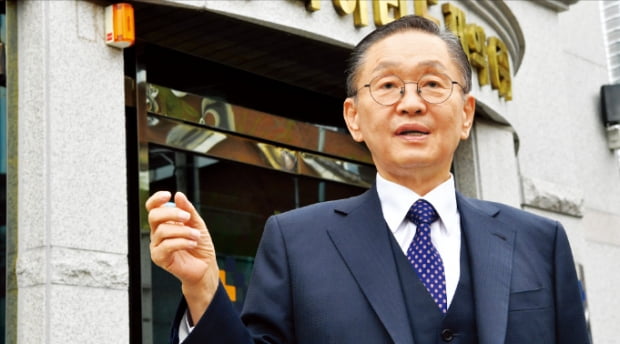 강덕영 한국유나이티드제약 회장이 수출 전략에 대해 설명하고 있다.  김병언 기자 misaeon@hankyung.com 