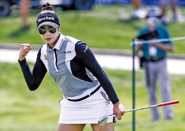 < ‘칩샷 이글’ 후 주먹 불끈 > 패티 타와타나낏이 5일(한국시간) 열린 미국여자프로골프(LPGA)투어 메이저대회 ANA 인스퍼레이션 2번홀(파5)에서 ‘칩샷 이글’을 성공한 뒤 주먹을 불끈 쥐고 있다. 타와타나낏은 이 이글을 앞세워 2타 차 우승을 완성했다. AP연합뉴스