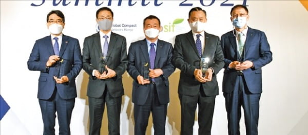 지난달 26일 한국무역보험공사 관계자들이 UNGC(유엔글로벌콤팩트) 한국협회로부터 ‘반부패 어워드’를 수상했다. 