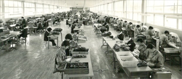 대구 북구 3공단 국제셀룰로이드에서 1970~1980년대 근로자들이 안경을 생산하던 모습.  대구시 제공
 