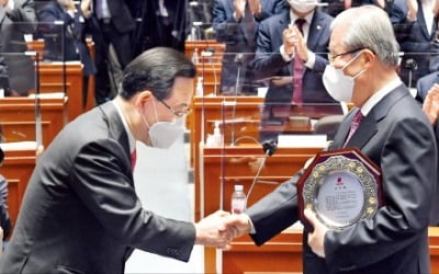 박수 받으며 떠난 김종인…'쓴소리' 남겼다