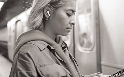 잘 들리는 무선이어폰·건강 지킴이 스마트워치…웨어러블 기기 인기