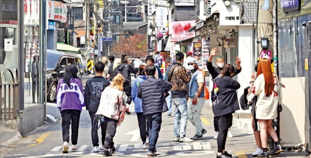 코로나19 ‘4차 대유행’을 우려하는 목소리가 커지고 있지만 유흥시설이 밀집한 주요 거리에는 여전히 인파가 몰리고 있다. 11일 서울 홍대 클럽거리를 외국인과 시민이 지나가고 있다.   연합뉴스 