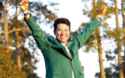 세계 골프史 새로 쓴 마쓰야마, 亞선수 첫 '그린재킷' 입었다