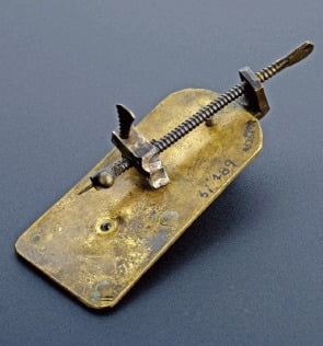 레벤후크가 발명한 최초의 현미경    
  영국 과학박물관 제공 
