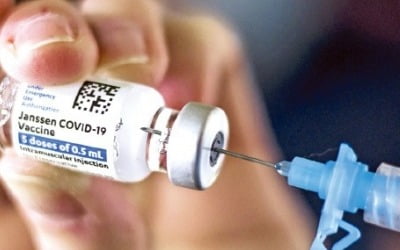 美서 중단된 얀센 백신, 나이·성별 따른 접종 가능성