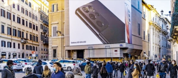 한동안 위축됐던 삼성전자의 스마트폰 사업이 코로나19 펜트업 수요 등에 힘입어 빠르게 회복되고 있다. 이탈리아 로마의 스페인 광장에 설치된 갤럭시 S21 옥외 광고.  삼성전자 제공

 