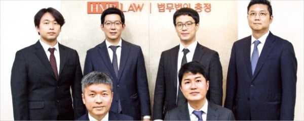 앞줄 왼쪽부터 안종석, 김성훈 변호사. 뒷줄 왼쪽부터 황경동, 이세연, 정희빈, 석지윤 변호사.  충정 제공 