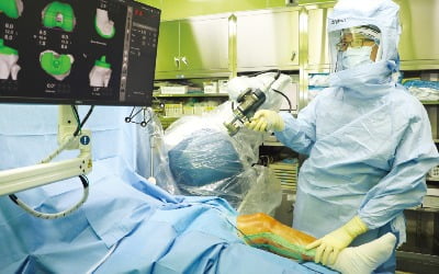 퇴행성관절염 고통 그만…더 정교해진 인공관절 로봇 수술