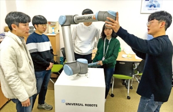 휴스타 로봇 혁신 아카데미에서 교육생들이 로봇 실습교육을 하고 있다.  대구시 제공 