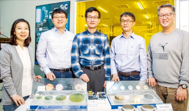 한국전기연구원 전력반도체연구센터 연구원들이 SiC 전력반도체 제조용 웨이퍼를 선보이고 있다.   한국전기연구원 제공 