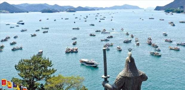 [포토] 어선 200척, 이순신 동상 앞에서 '후쿠시마 오염수' 규탄 시위