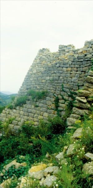 요동반도 남쪽 장하현에 있는 석성(石城)의 동쪽벽. 647년 전투 때 연개소문의 누이동생인 연개수영이 이 성에서 지휘했다. 