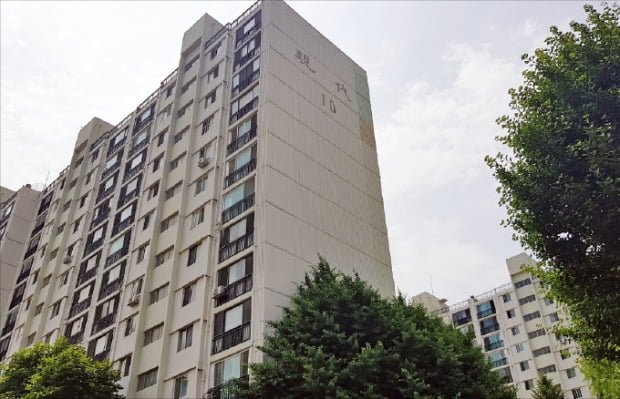 서울 강동구 둔촌동에서 가장 먼저 리모델링에 착수한 현대1차 아파트.  한경DB 